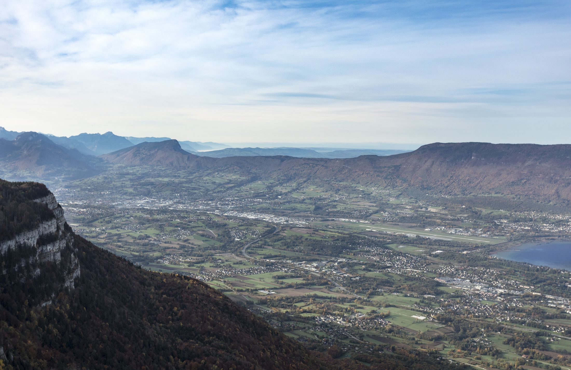 Photo panoramique de la vallée Chambérienne avec vue sur la montagne de l'Epine et le Lac du Bourget.