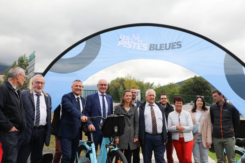 Inauguration officielle du nouveau tracé de la Piste Bleue n°4 en présence des élus et associations, le 17 septembre 2024 sous le pont de la Trousse