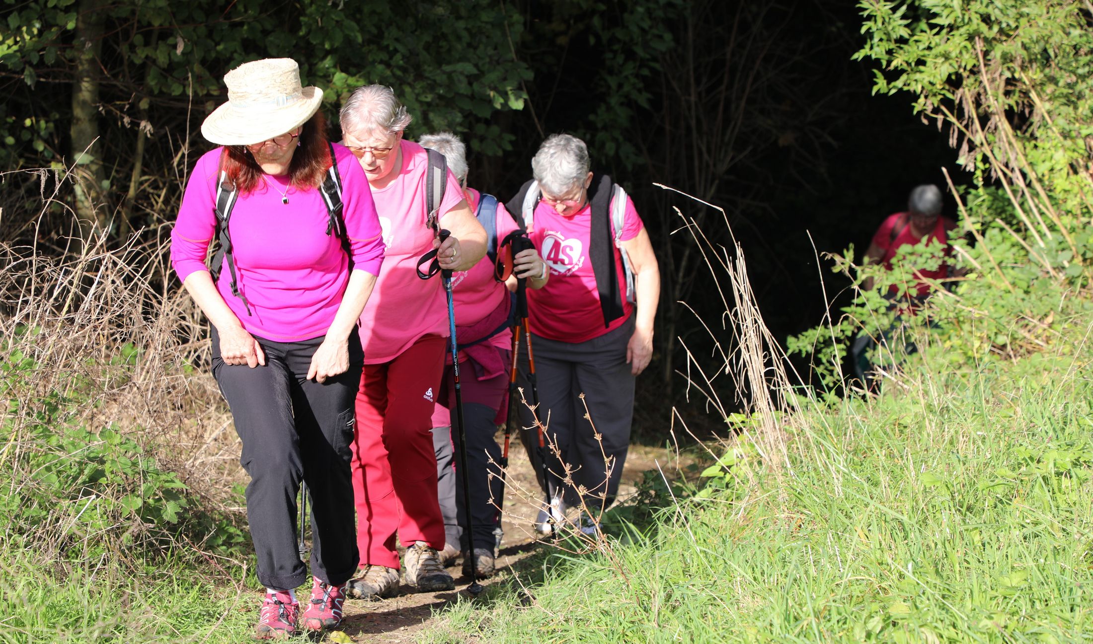 des femmes de l'association 4S marchent en groupe pour tester une petite boucle 