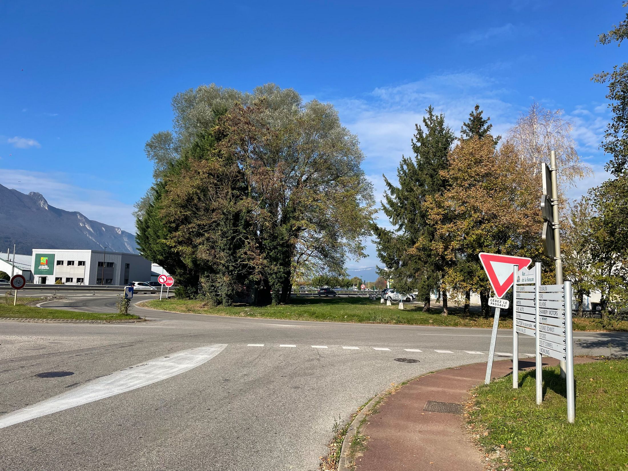 Intersection entre la rue de la Francon et le chemin du Gas. 