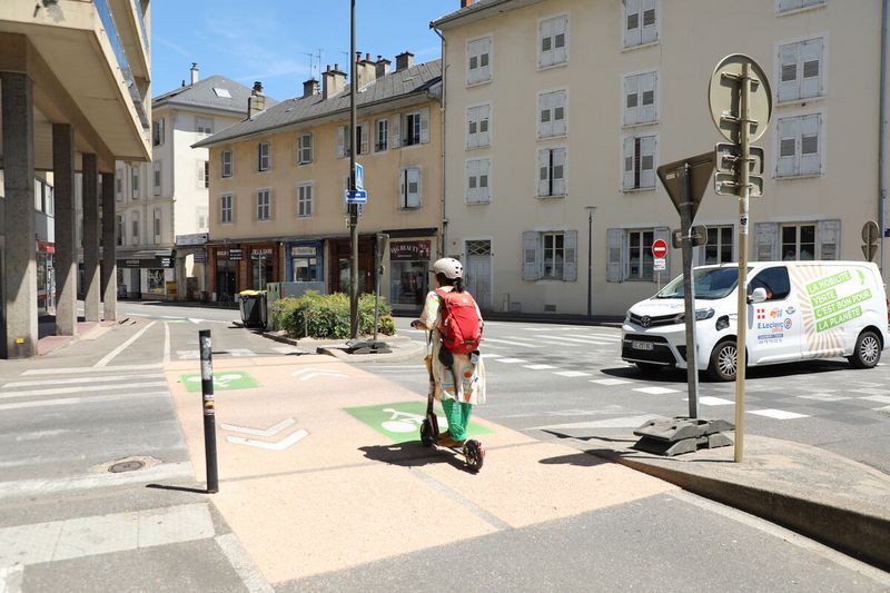 Changement de priorité de la traversée du quai Charles Roissard (Piste Bleue 2)