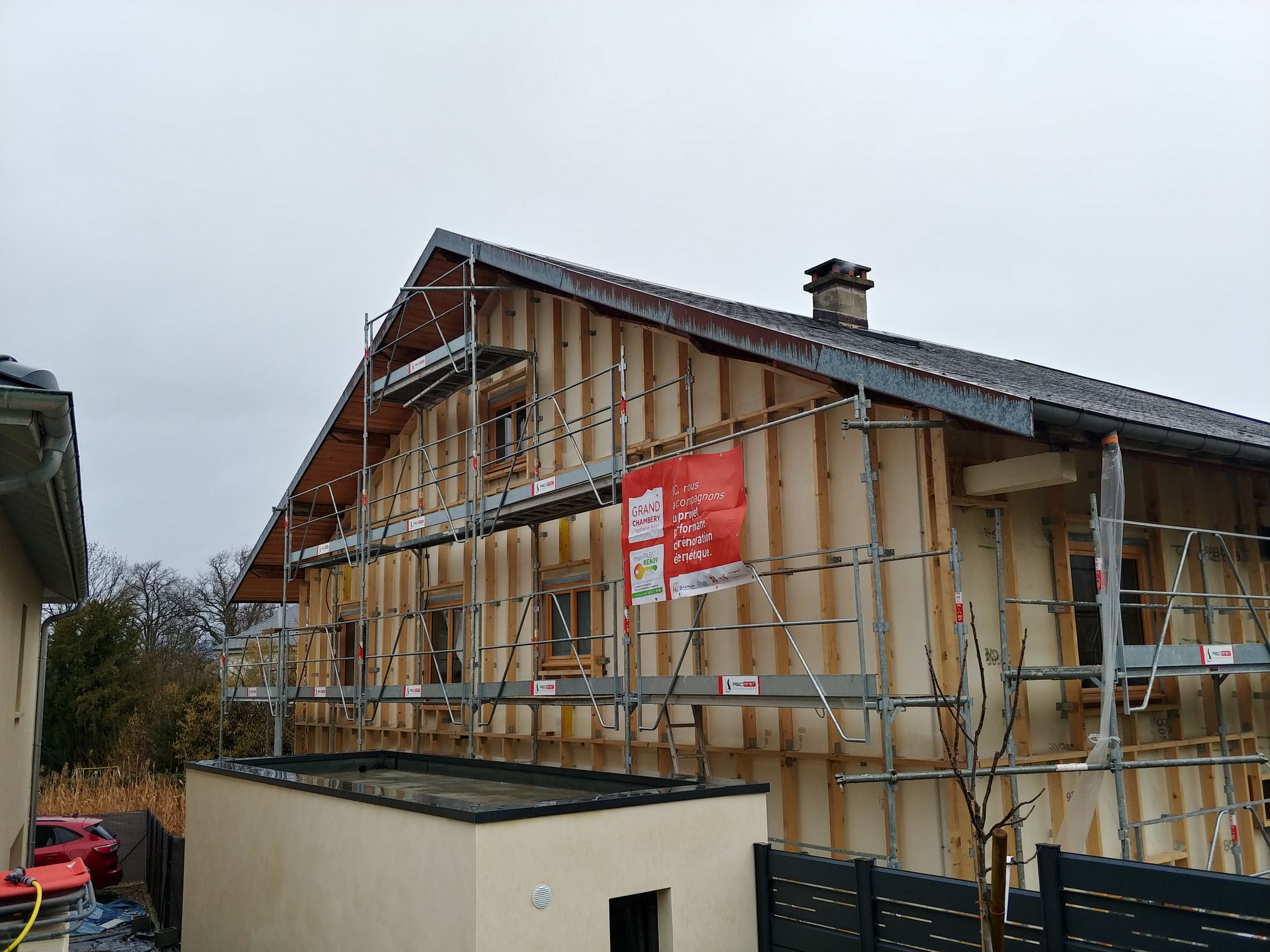 Photo d'un maison avec travaux sur l'isolation d'une de ses façades avec isolant biosourcé.