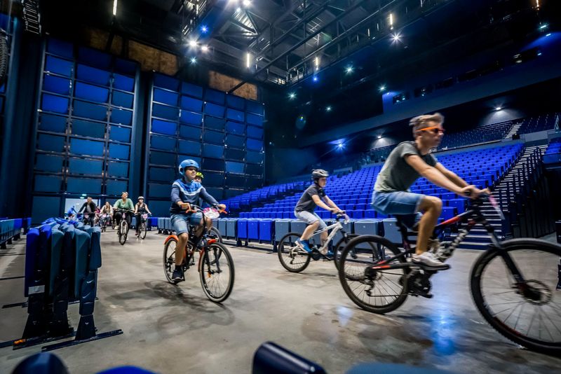 Passage de cyclistes dans une salle de spectacle 