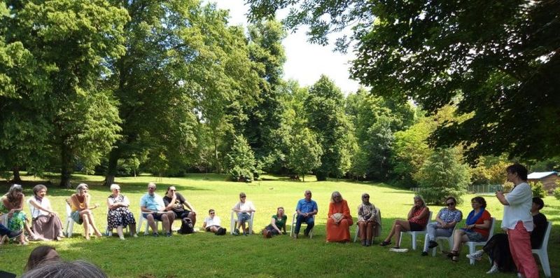 Des personnes assisent sur des chaises dans un parc public