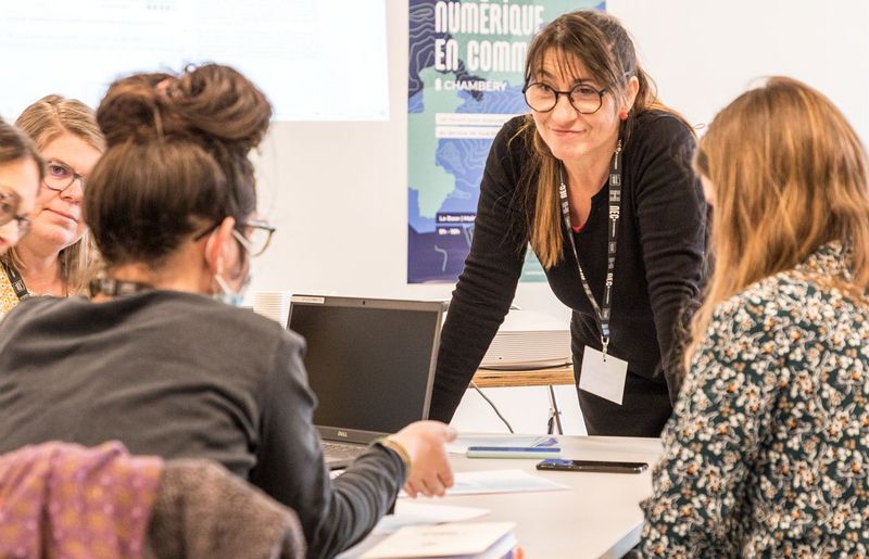 Des personnes discutent lors d'un salon professionnel