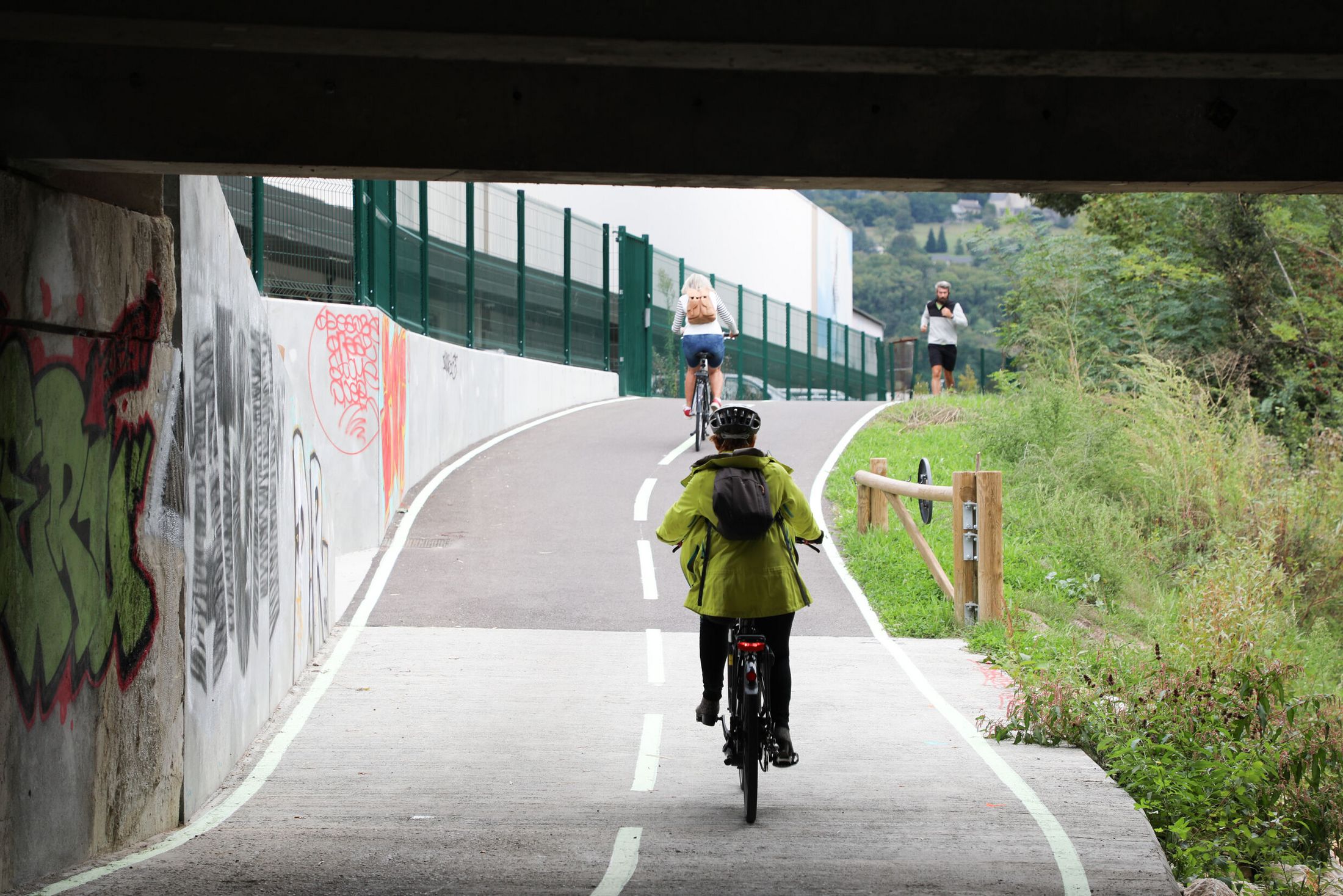 Vélo passant sous le pont de la Trousse 