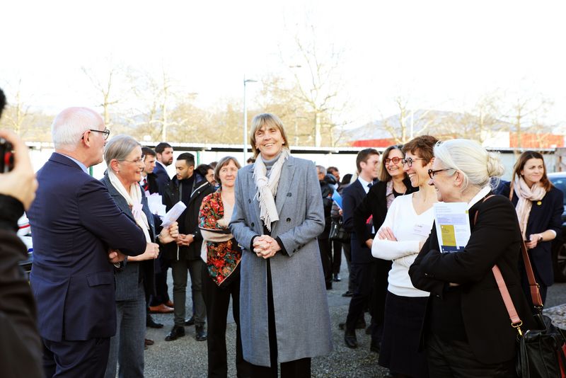 La ministre chargée du logement Valérie Létard en déplacement à Chambéry pour visiter des lieux exemplaires de projets de rénovation urbaine et énergétique. Elle est accompagnée de Thierry Repentin, Président de Grand Chambéry, la directrice de l'Agence nationale de l'habitat, la directrice de l'Asder.