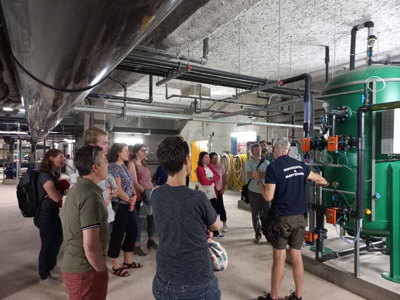 un exploitant présente les machines de la piscine au public