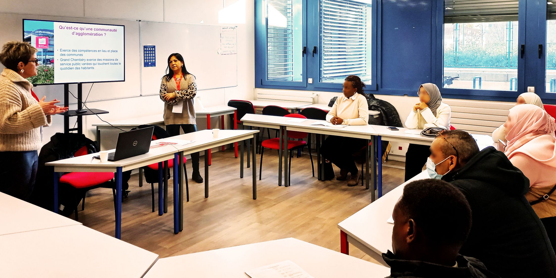 Deux RH de l'Agglo qui présentent à six personnes les métiers de Grand Chambéry dans le cadre du Plan local pour l'insertion et l'emploi à la Mission Locale Jeunes du bassin Chambérien.