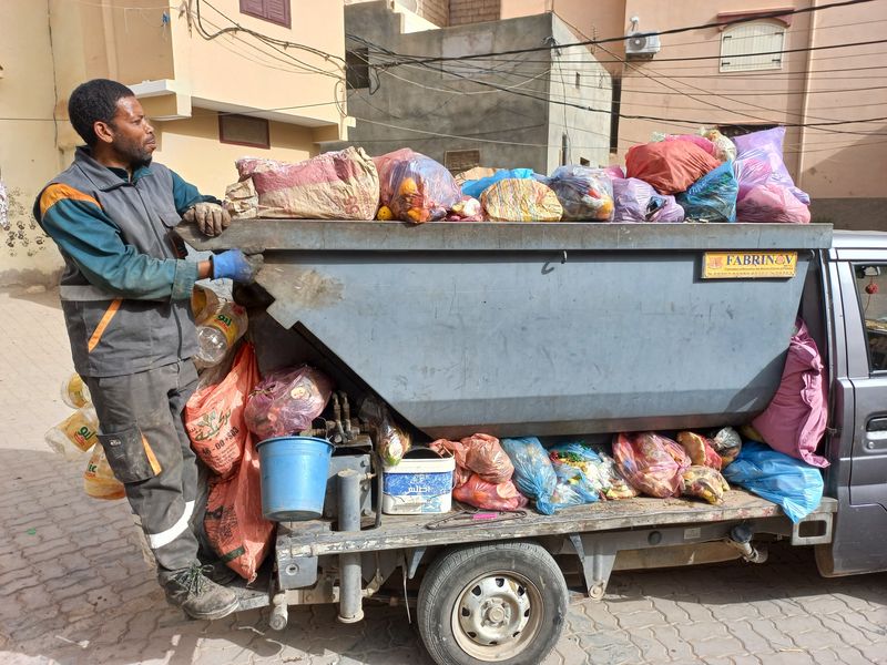 Agent de collecte des ordures ménagères à Taroudant au Maroc 