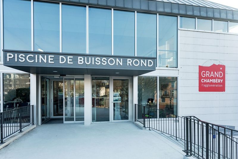 vue extérieure de l'entrée de la piscine de buisson rond 