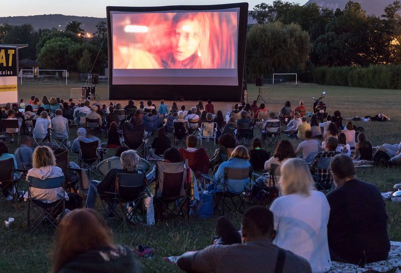 Une séance de cinéma le soir en plein air