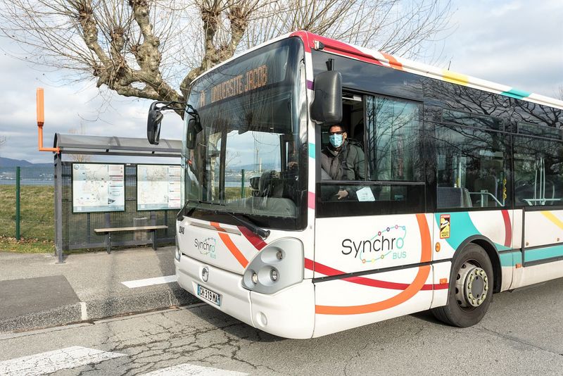 Un bus s'arrêt à une station