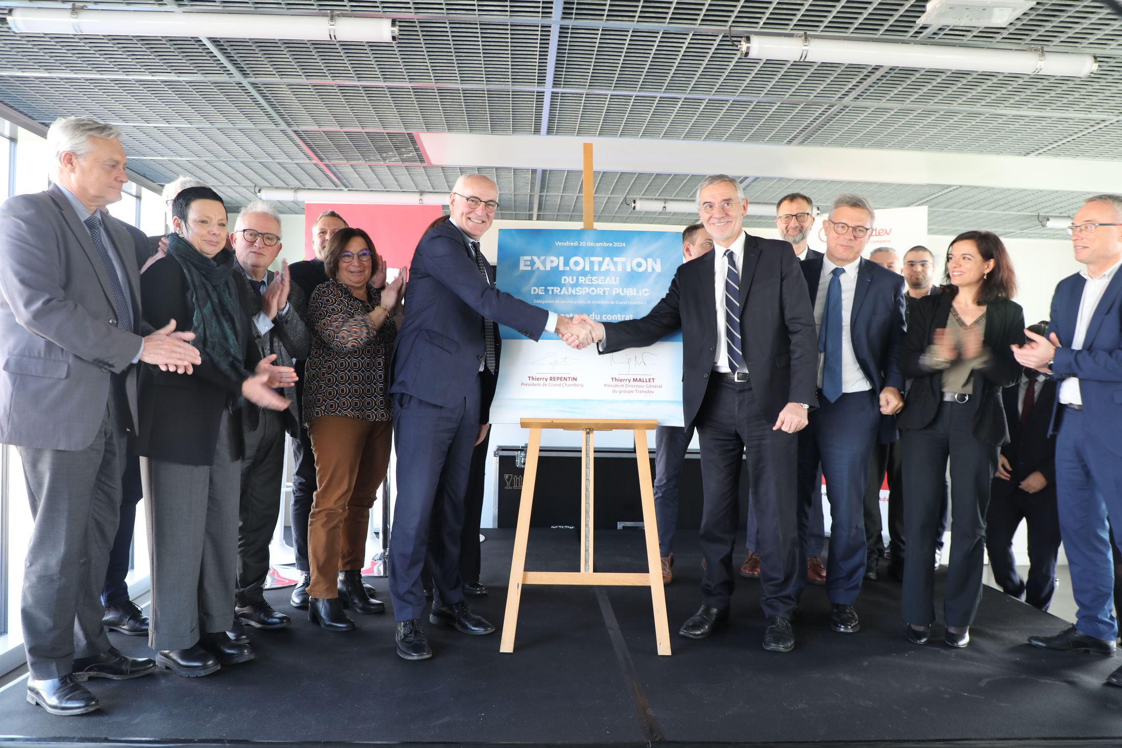 photo officielle de la signature du contrat de la nouvelle DSP entre Grand Chambéry et Transdev