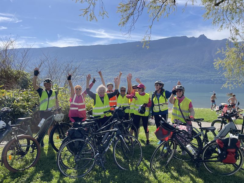 Joyeuse photo de groupe de Jean-Marc et des dames en rose à vélo de l'association 4S