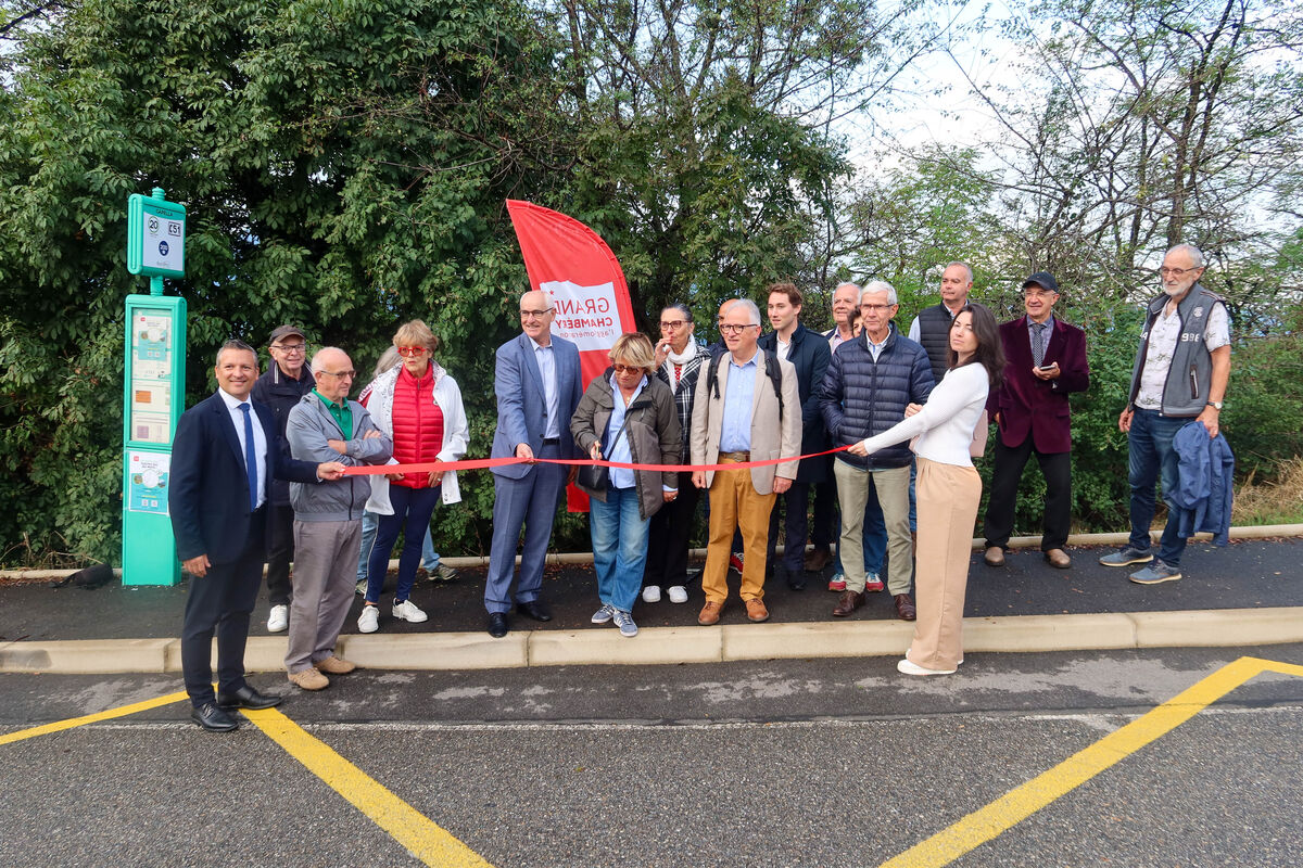 geste inaugural de l'inauguration de la desserte en bus des Monts 