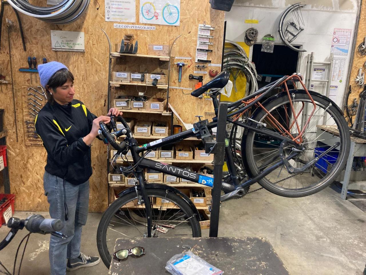 Adhérente de Roue libre qui effectue des réparations sur un vélo. 