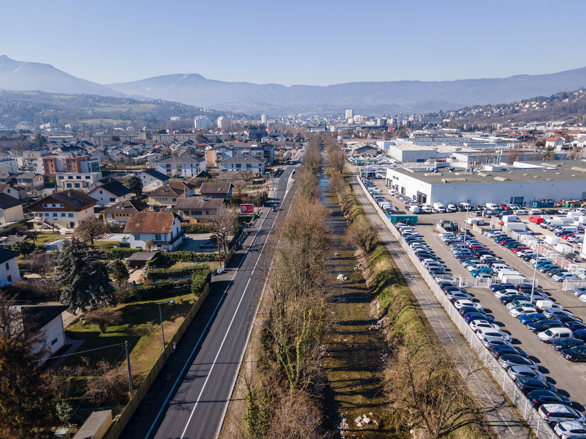 Une route qui traverse une ville