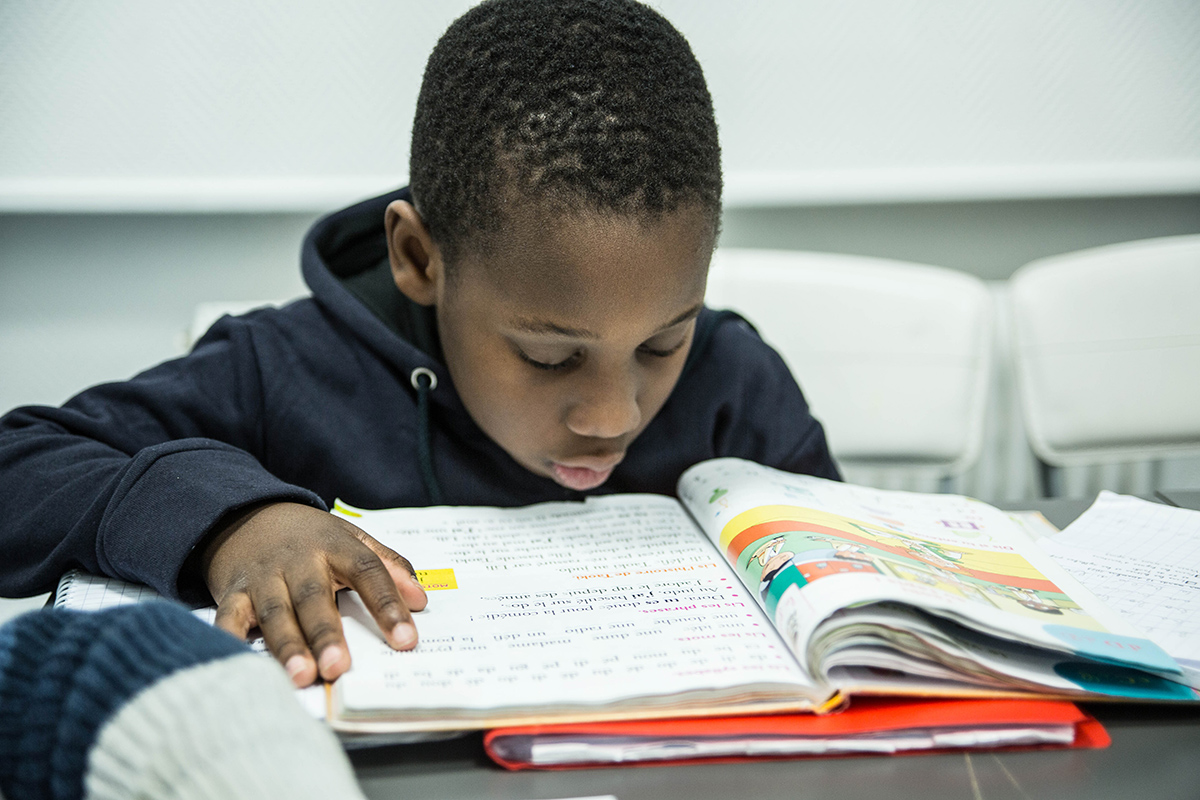 Un enfant fait ses devoirs