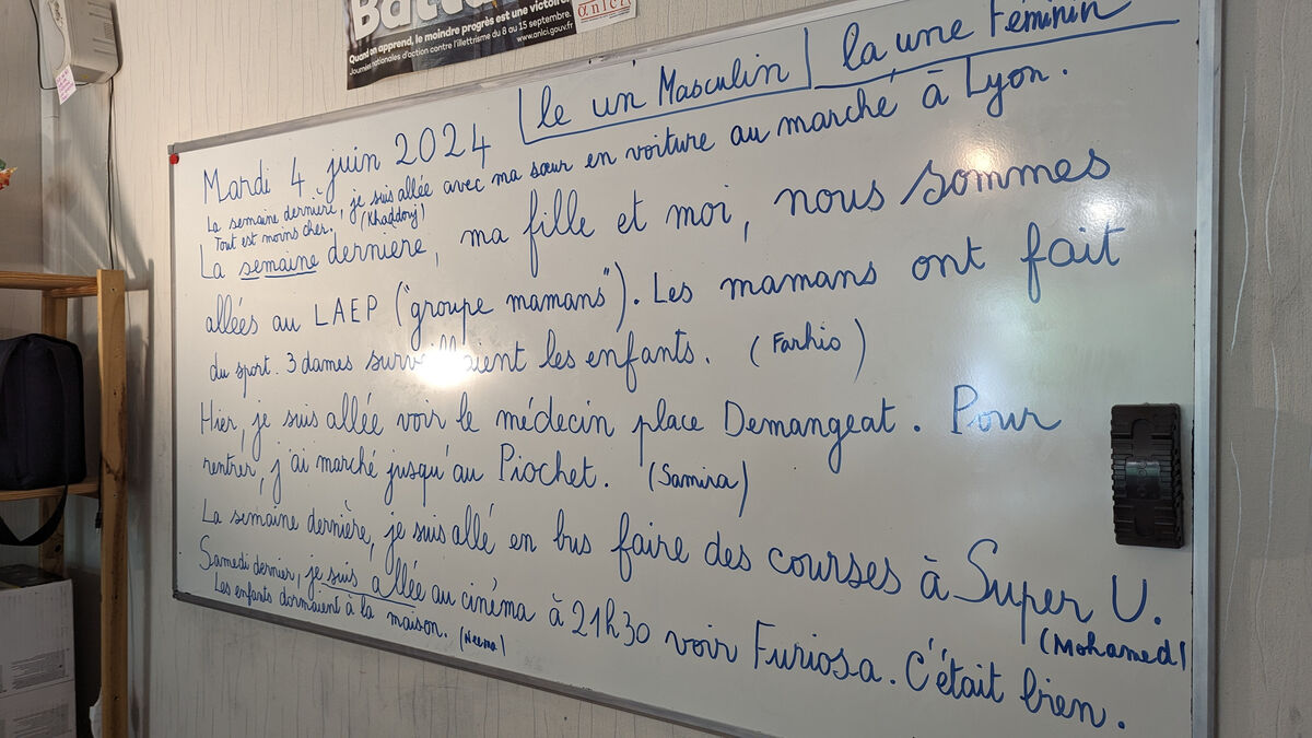 Sur un tableau blanc, une leçon d'orthographe