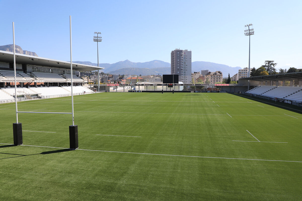 La pelouse vide du stade de Chambéry