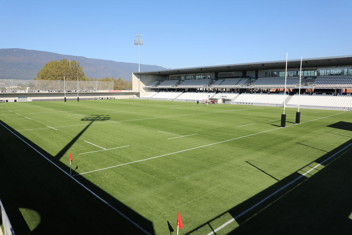 La pelouse vide du stade de Chambéry