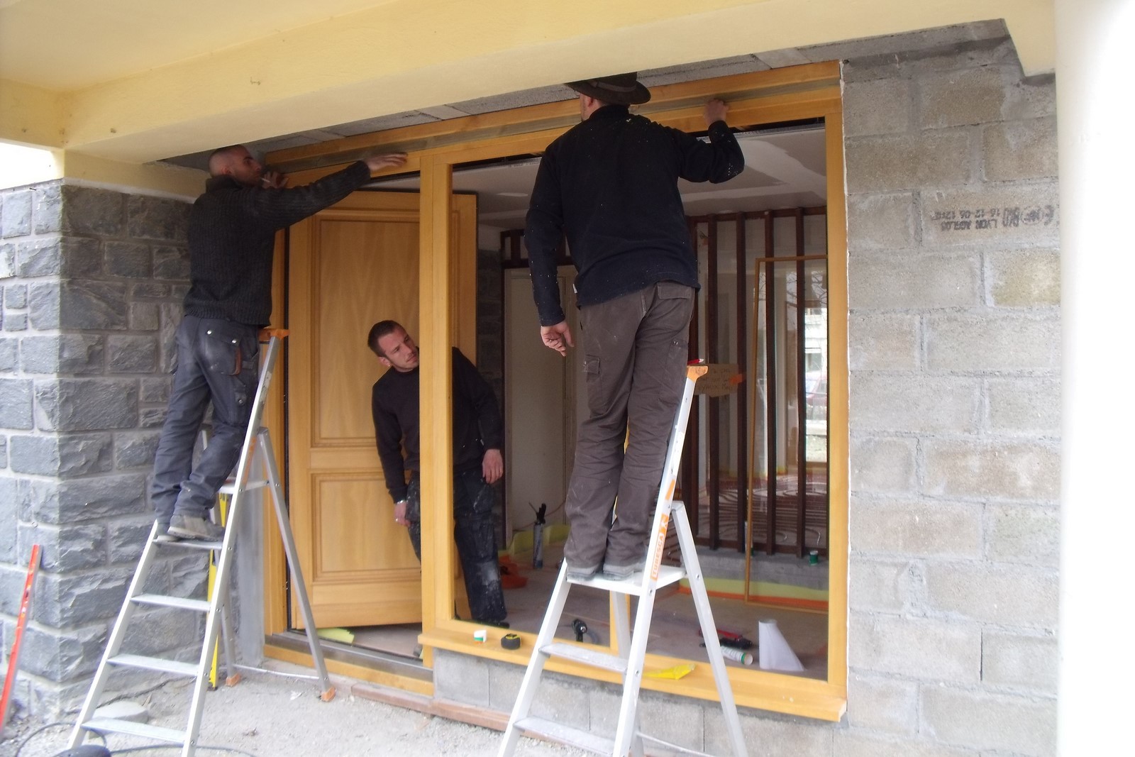 Photo de travaux. Changement de menuiserie sur la façade d'une maison, grâce la Prime certificat économie d'énergie.