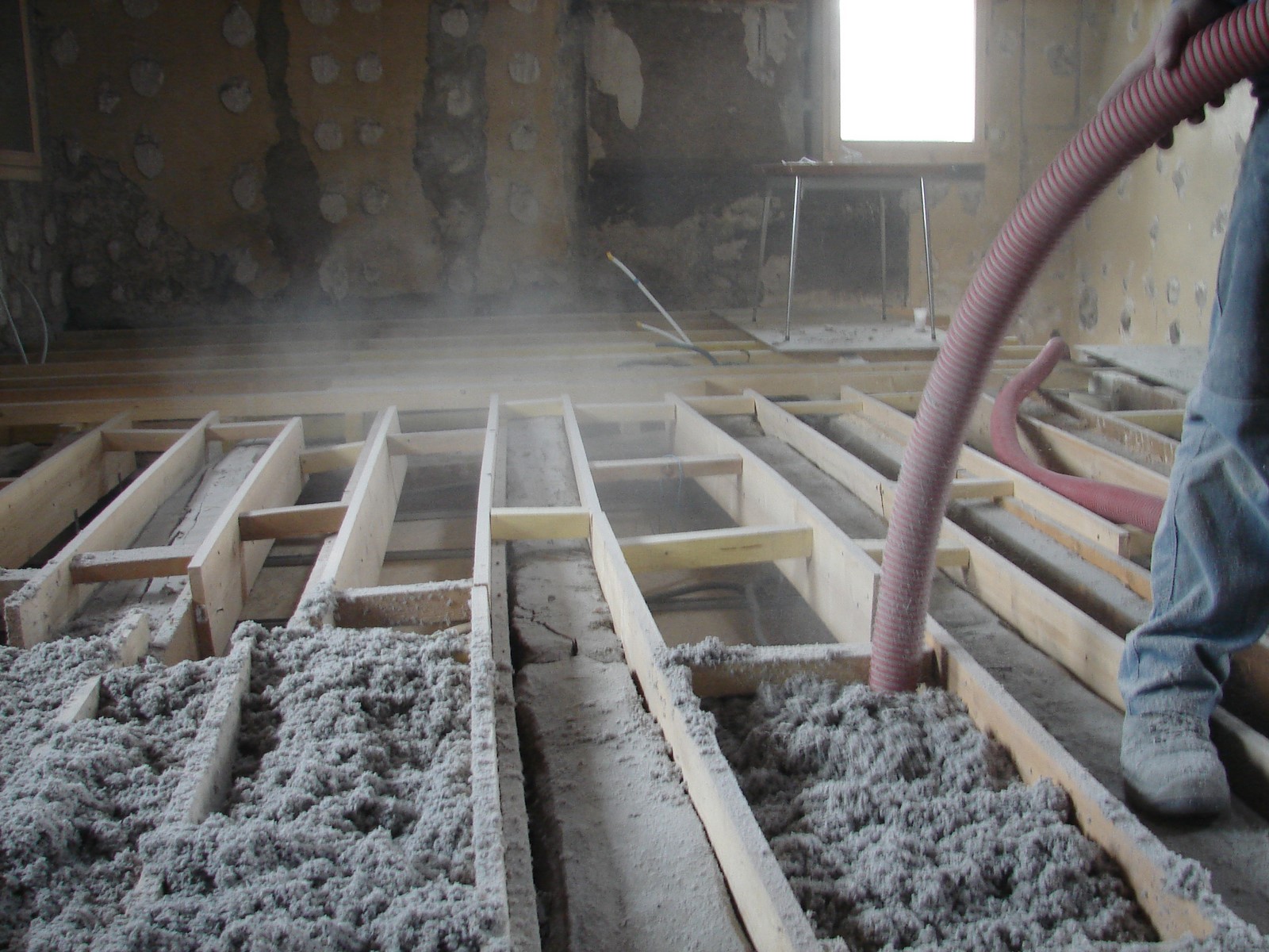 Travaux de rénovation d'un bâtiment avec l'utilisation de ouate de cellulose.