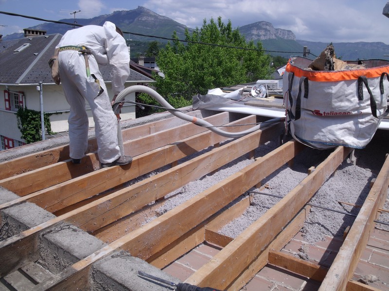 Travaux de rénovation d'une toiture avec de la ouate.