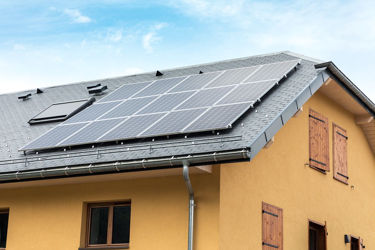 Des panneaux solaires sur le toit d'une maison.