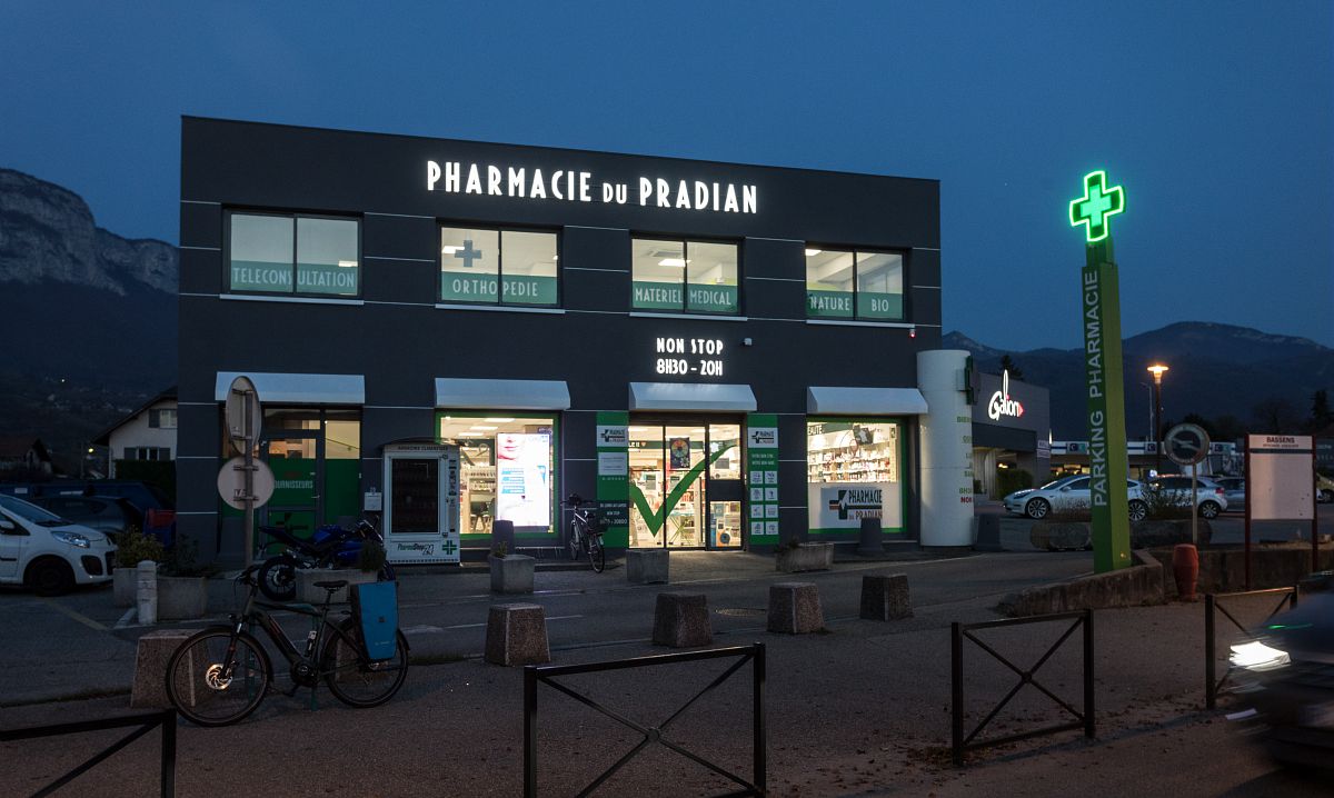 Devanture d'une pharmacie le soir